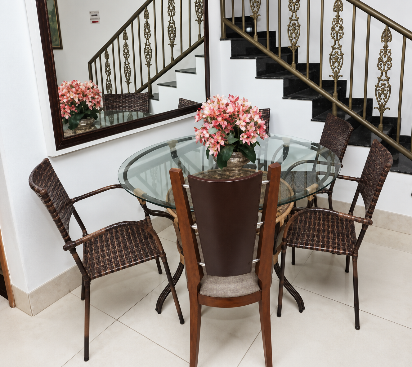 Mesa de convivência da Pousada House Garden