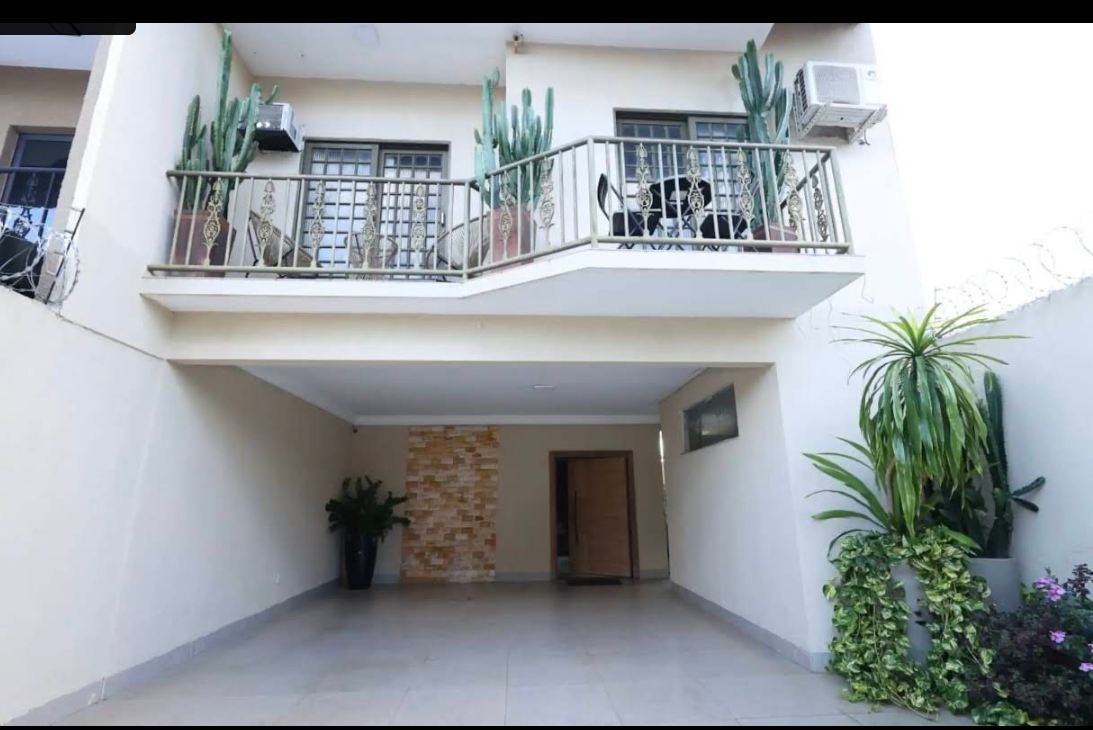 Entrada coberta da Pousada House Garden com plantas
